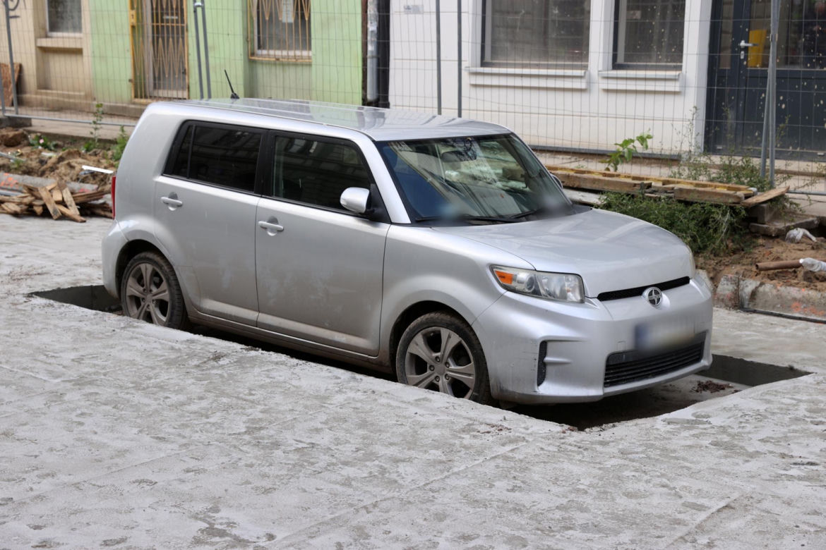 "Zabetonowane" auto z Łodzi zniknęło i się odnalazło. Straż miejska chce ukarać właścicieli.