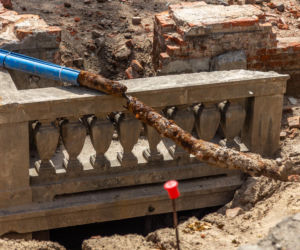 Mariensztat - odkopany fragment elewacji dawnej kamienicy wraz z balkonem