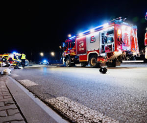 Pijany motocyklista z zakazem wjechał w rondo. Śmigłowiec LPR zabrał ranną pasażerkę