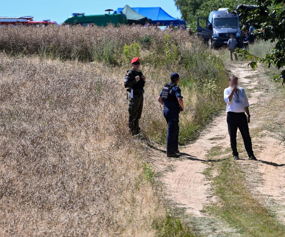 Służby mundurowe na polnej drodze przy zbożu w Tarnawie-Kolonii. O rosyjskiej rakiecie przeczytasz na Eska Lublin.