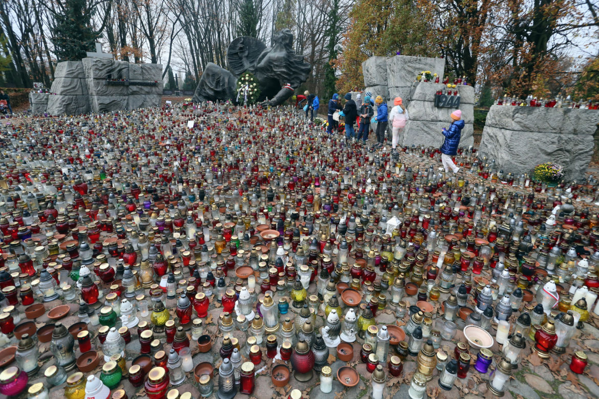 Morze zniczy pod pomnikiem "Polegli Niepokonani" na Woli