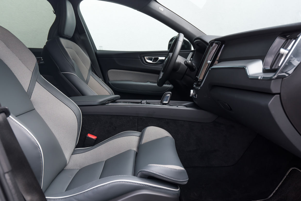 Volvo XC60 B4 Mild Hybrid FWD AT8 Momentum