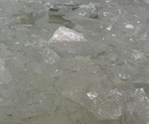 Mors z Lublina nie żegna zimy. Pod domem zbudował lodowe „sanktuarium”