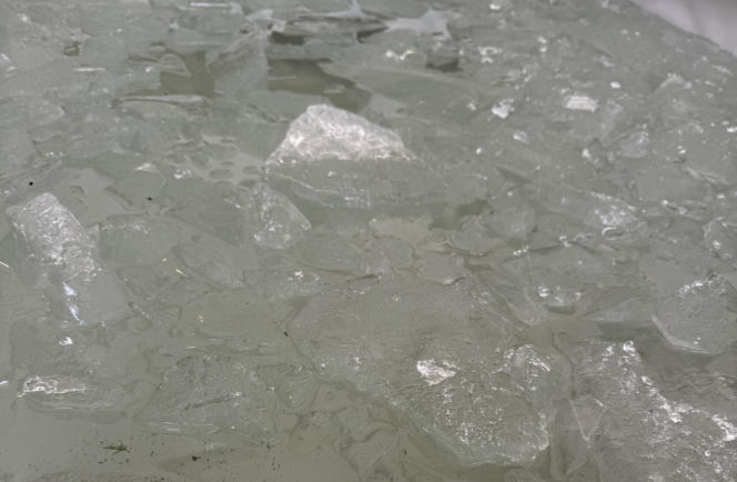 Mors z Lublina nie żegna zimy. Pod domem zbudował lodowe „sanktuarium”