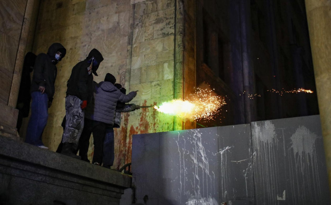 „Rewolucja fajerwerków”. Kolejna brutalna noc w Tbilisi 