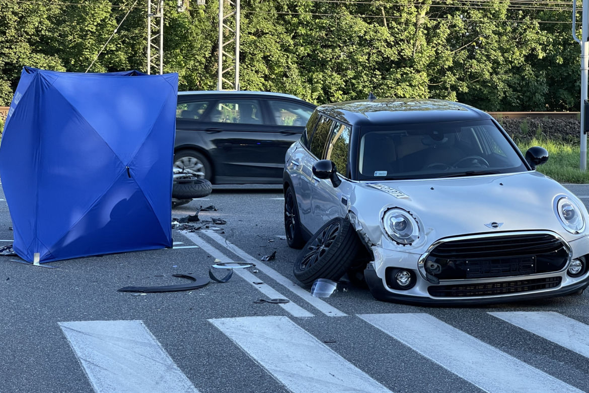 Tragiczny wypadek na warszawskich Włochach. Pomimo reanimacji motocyklista zginął na miejscu