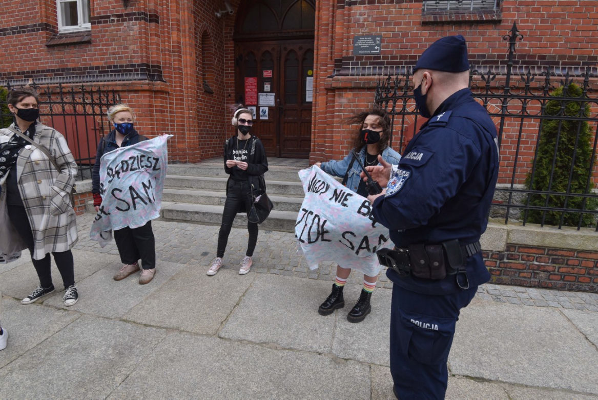 Przesłuchanie Rydzyka w Toruniu. Policja używa siły wobec dziennikarza