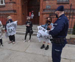Przesłuchanie Rydzyka w Toruniu. Policja używa siły wobec dziennikarza