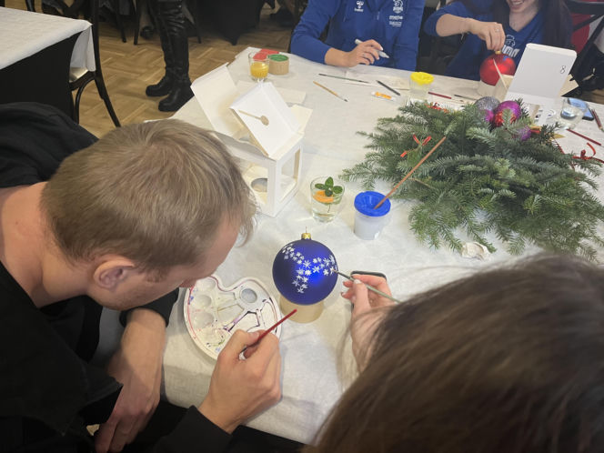 Malowanie bombek- przyjaciele dzieciom