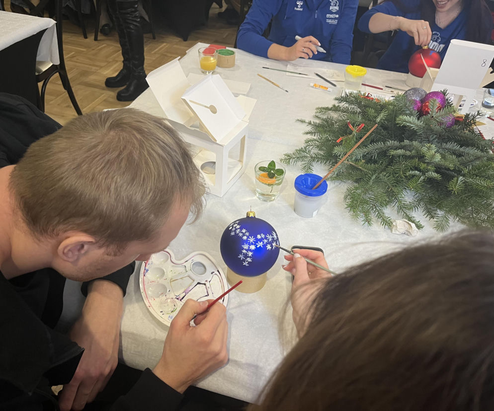 Malowanie bombek- przyjaciele dzieciom