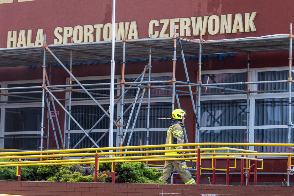 Pożar dachu hali sportowej w podpoznańskim Czerwonaku