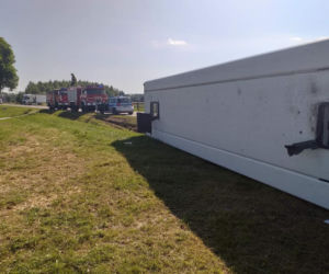 Nur. Autobus z dziećmi wypadł z drogi i wylądował na boku! Sześcioro z nich jest w szpitalu [ZDJĘCIA]