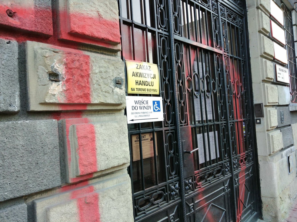 Tarnów. Siedziba urzędu miasta ZDEWASTOWANA. Ktoś namalował napis: "politycy to k****"