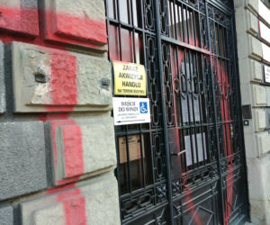 Tarnów. Siedziba urzędu miasta ZDEWASTOWANA. Ktoś namalował napis: politycy to k****