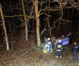 Groźne dachowanie osobówki pod Gnieznem. Kierowca uciekł! [ZDJĘCIA] 