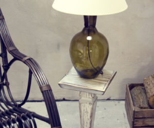 Lampa stołowa ze szklaną podstawą