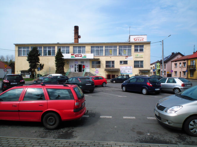 To jedno z najstarszych miast w województwie łódzkim. Zachwyca nietuzinkowym rynkiem