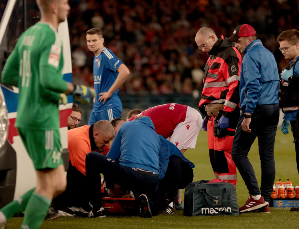 Rafał Mikulec w spotkaniu z Miedzią Legnica nabawił się bardzo groźnie wyglądającej kontuzji. Zawodnik długo opatrywany był na murawie, skąd zabrała do karetka