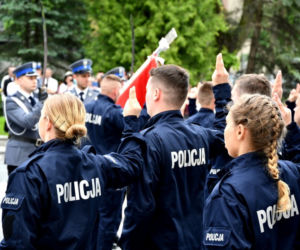 Nowi policjanci złożyli ślubowanie. Na uroczystości był wiceminister Jarosław Zieliński [ZDJĘCIA]