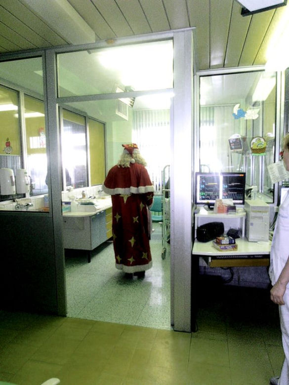 Święty Mikołaj zawitał do Wojewódzkiego Centrum Medycznego w Opolu