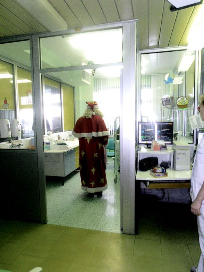 Święty Mikołaj zawitał do Wojewódzkiego Centrum Medycznego w Opolu