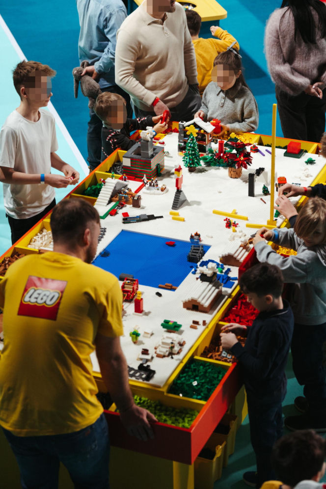 Iga Świątek bawiła się z dziećmi LEGO