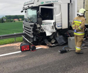 Koszmarny wypadek na S1 koło Żywca. Ciężarowka dosłownie zmiażdżyła samochód osobowy [ZDJĘCIA]