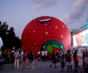 Balony gotowe do startu. Nocny pokaz przed Centrum Spotkania Kultur