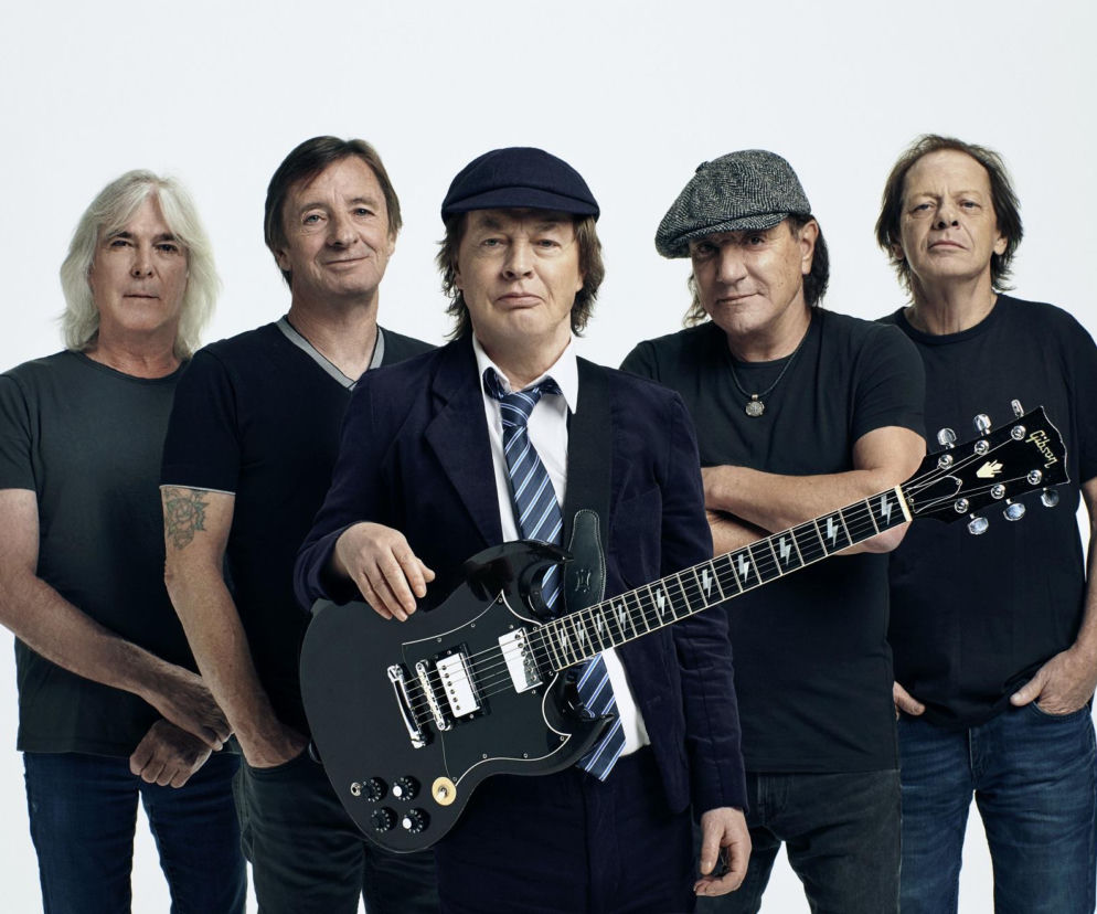 Muzycy zespołu AC/DC pozują do zdjęcia, w tym Phil Rudd. O problemach prawnych perkusisty przeczytasz na EskaRock.