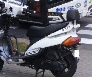Toruń: Kierowca skutera spowodował KOLIZJĘ. Trafił do szpitala i zarobił mandat