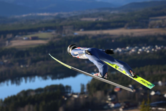 Kacper Tomasiak zaliczył dramatycznie wyglądający upadek w Vikersund