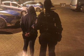 Koszmar w L-ce! Obca kobieta wdarła się do auta. Policjanci ujawnili prawdę