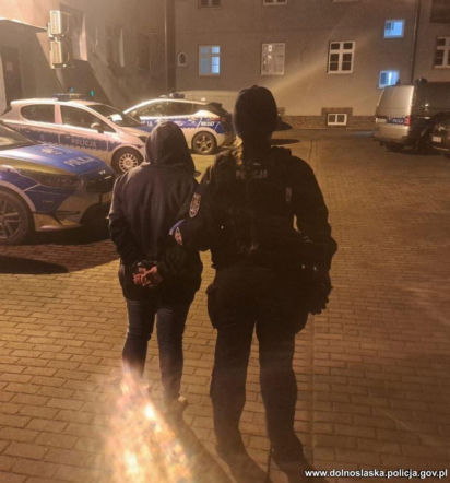 Koszmar w L-ce! Obca kobieta wdarła się do auta. Policjanci ujawnili prawdę