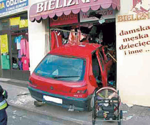 Peugeot wjechał do sklepu