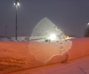 Pod ciężarem śniegu zapadło się zadaszenie lodowiska w Lesznie! Na miejscu pracują służby