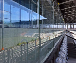 Montaż krzesełek na stadionie w Szczecinie