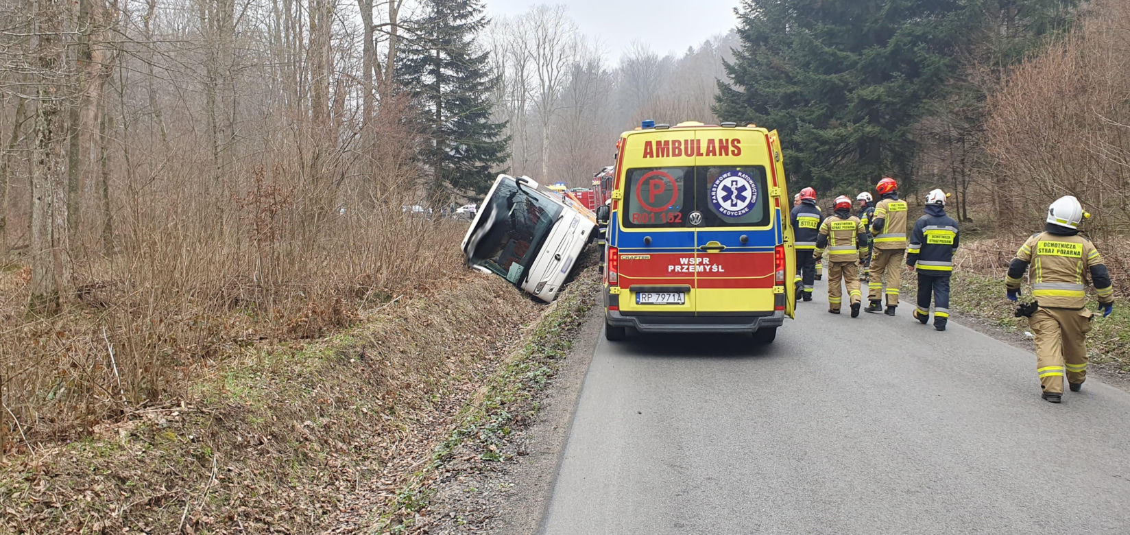 Pod Przemyślem autokar wypadł z drogi. Na miejsce wysłano śmigłowce ratownicze