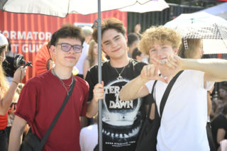 Fani w upale czekają na koncert The Weeknd. Tłumy w Warszawie
