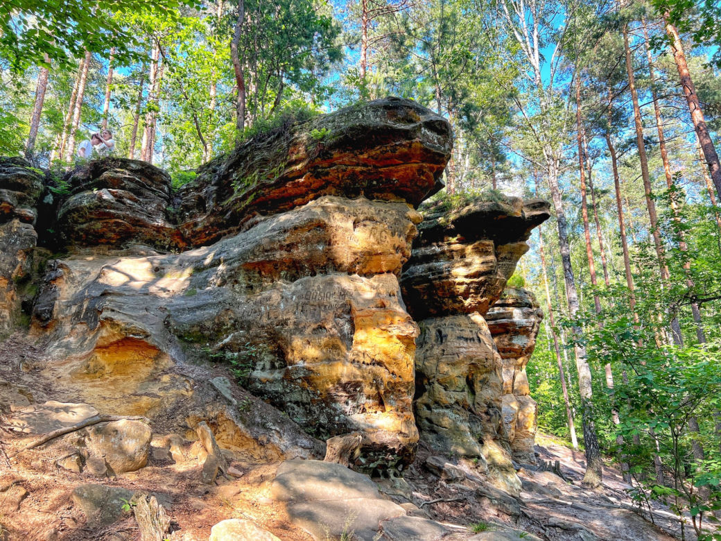 Skałki Piekło pod Niekłaniem to jedna z turystycznych atrakcji w Świętokrzyskiem