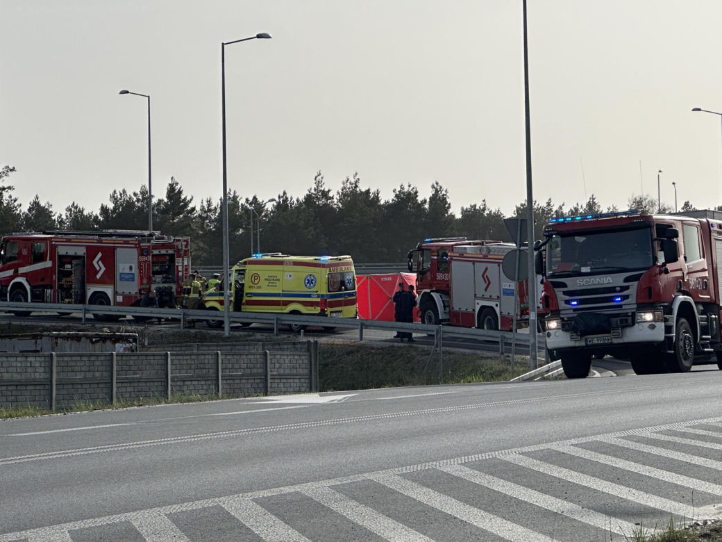 Jechał motocyklem z pasażerką. Jemu nic się nie stało, ją reanimowali ratownicy. Dramatyczny wypadek w Górze Kalwarii