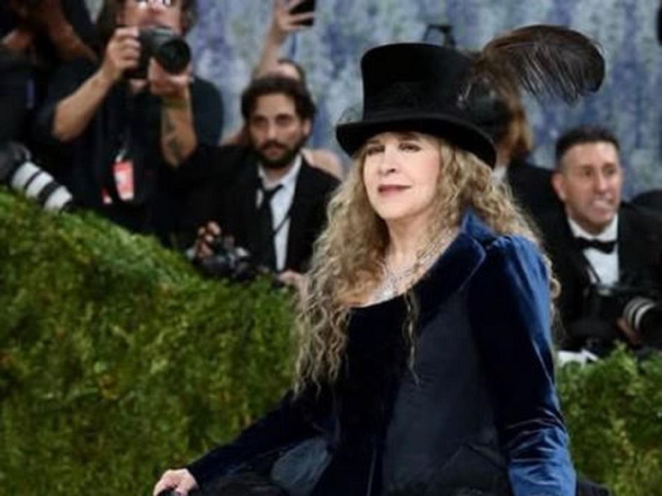 Stevie Nicks pierwszy raz w historii na Met Gali! Artystka pojawiła się w stroju z... sieciówki!