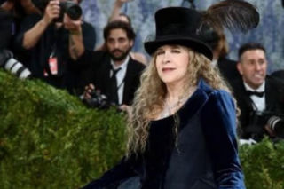 Stevie Nicks pierwszy raz w historii na Met Gali! Artystka pojawiła się w stroju z... sieciówki!