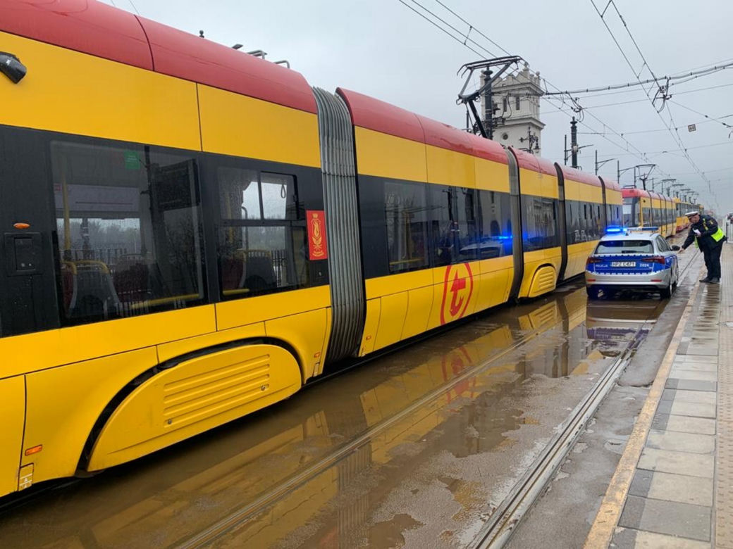 Tragedia na moście Poniatowskiego. Kobieta wbiegła pod pędzący tramwaj