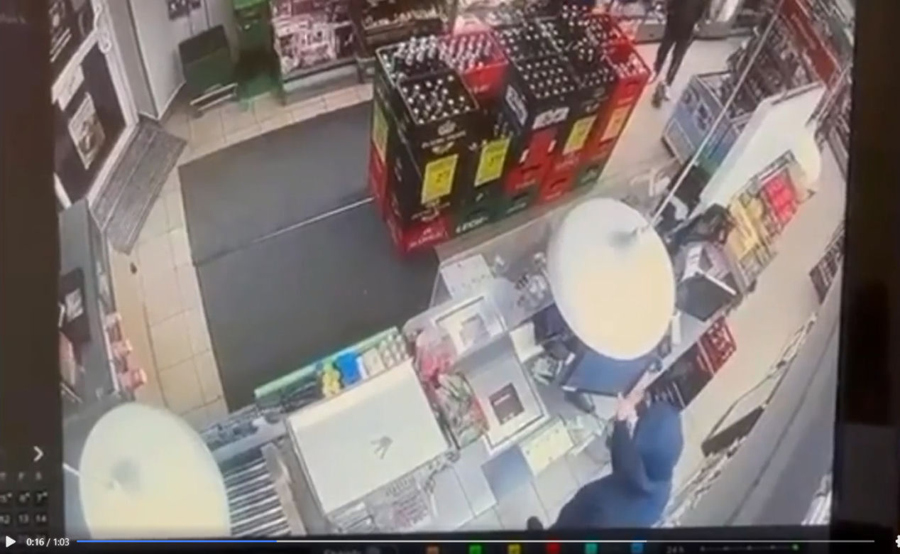 Jest nagranie z krwawego napadu na sklep w Kobyłce. W ruch poszedł nóż [WIDEO]