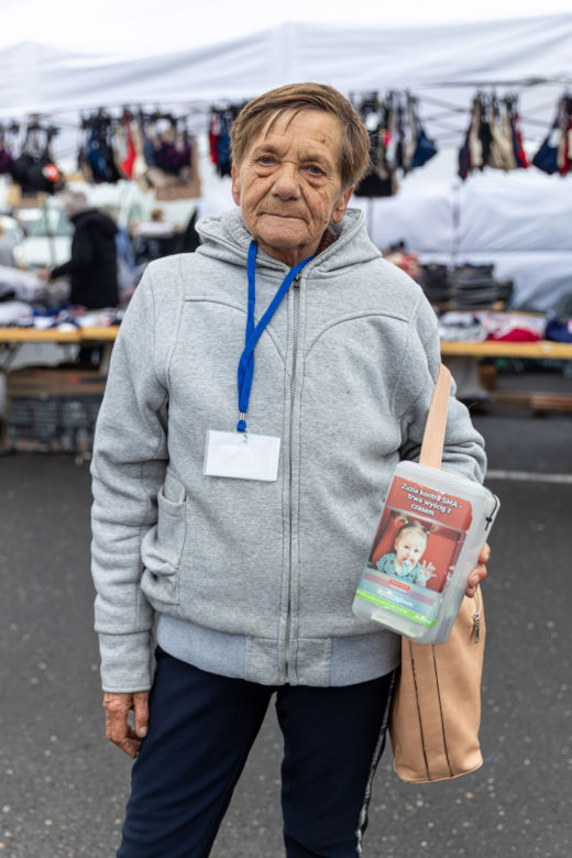 Prababcia zbiera pieniądze na terapię prawnuczki