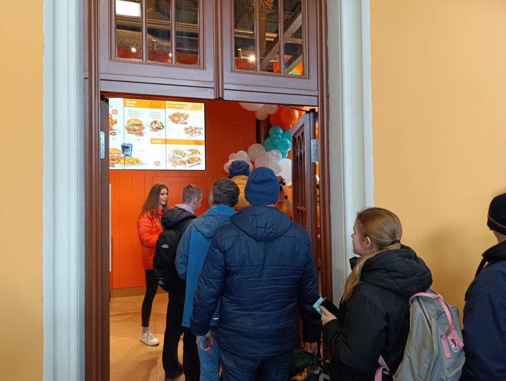 Popeyes na Dworcu Głównym we Wrocławiu otwarty! Spora kolejka, muzyka na żywo i darmowy kurczak