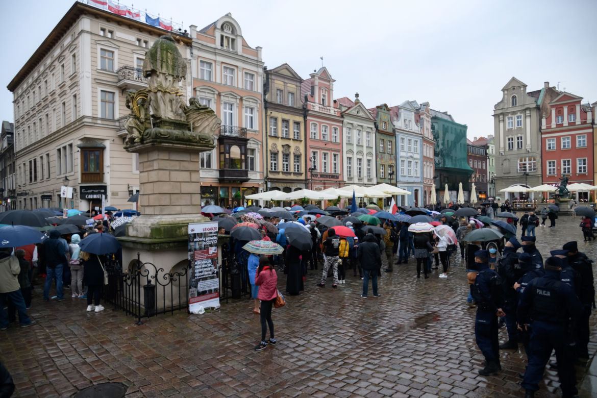 Marsz antycovidowców w Poznaniu. Protestujący: „Zakończyć PLANDEMIĘ!" [ZDJĘCIA]
