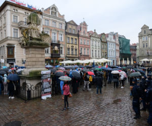 Marsz antycovidowców w Poznaniu. Protestujący: „Zakończyć PLANDEMIĘ! [ZDJĘCIA]