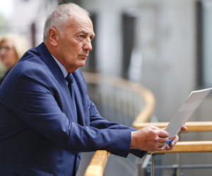 Pierwsza miłość. Taki los czeka Wekslera. Karol Strasburger nie kryje emocji i komentuje serialowe zmiany