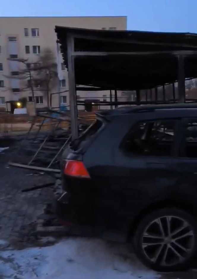 Nocny pożar wiaty śmietnikowej przy ul. Osiedlowej - Spaliło się 5 aut